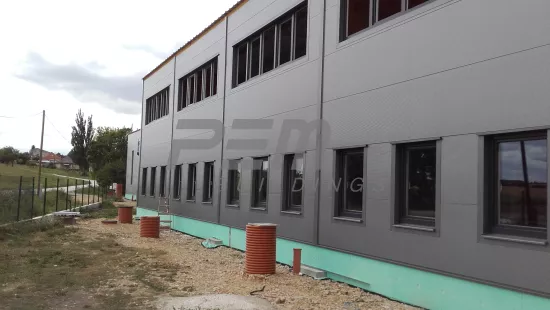 Skladovacia hala HYDRAFLEX SLOVAKIA - Finalizácia montáže oceľevej haly a opláštenia