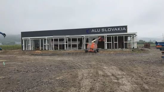 Výrobno - skladovacia hala s administratívnou časťou ALU SLOVAKIA - Montáž administratívnej časti