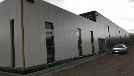 Výrobno - skladovacia hala s administratívnou časťou ALU SLOVAKIA - Osadenie okien, dverí a brán