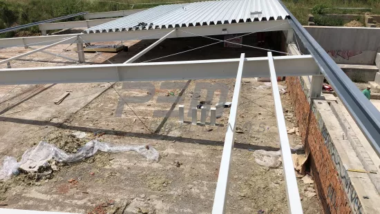 PEM aréna Stará Ľubovňa - Montáž trapézového plechu na prevádzkovej budove
