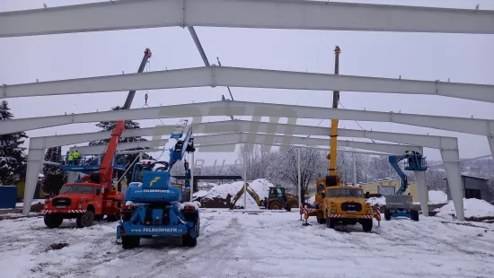 Skladovacia hala - Montáž strešných väzníkov