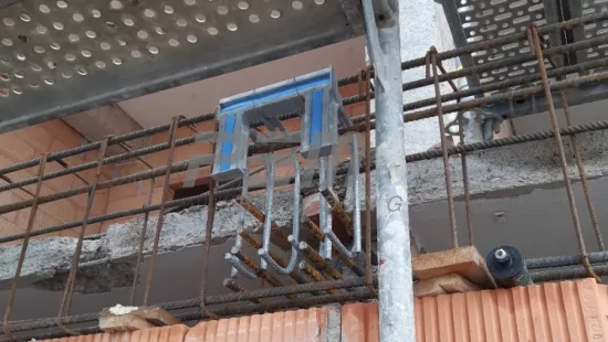 Balkonové konstrukce Čelákovice - Usadenie kotvenia do železobetónových vencov